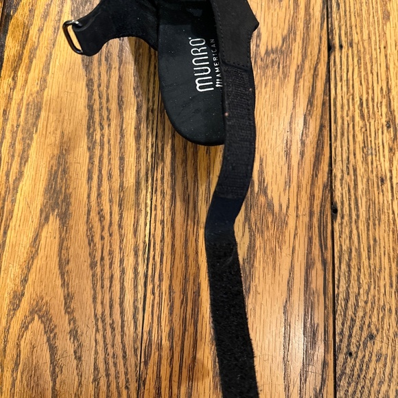 MUNRO AMERICAN WOMENS BLACK ABBY SANDALS ADJUSTABLE HEEL STEAP AND RUBBER SOLE - Picture 9 of 10